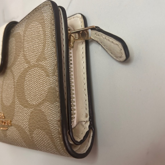 Coach Corner Zip Wallet in Signature- Like New - Picture 5 of 16